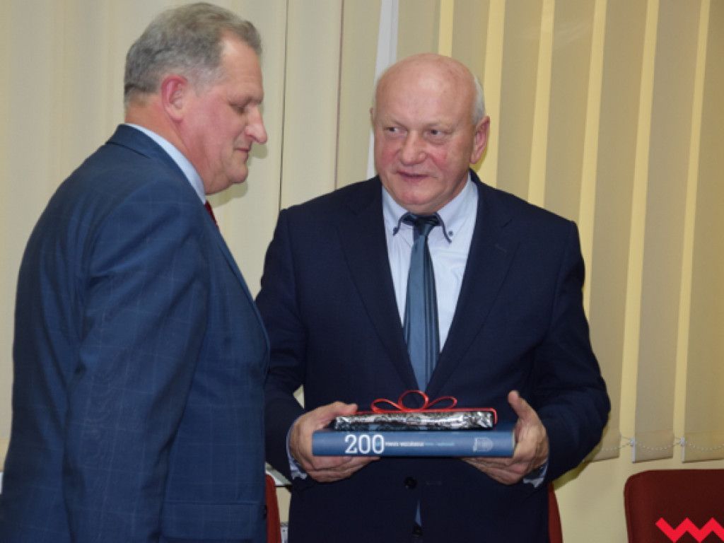 Rzewne pożegnanie radnych powiatowych. Laur starosty dla Grzegorza Kaźmierczaka