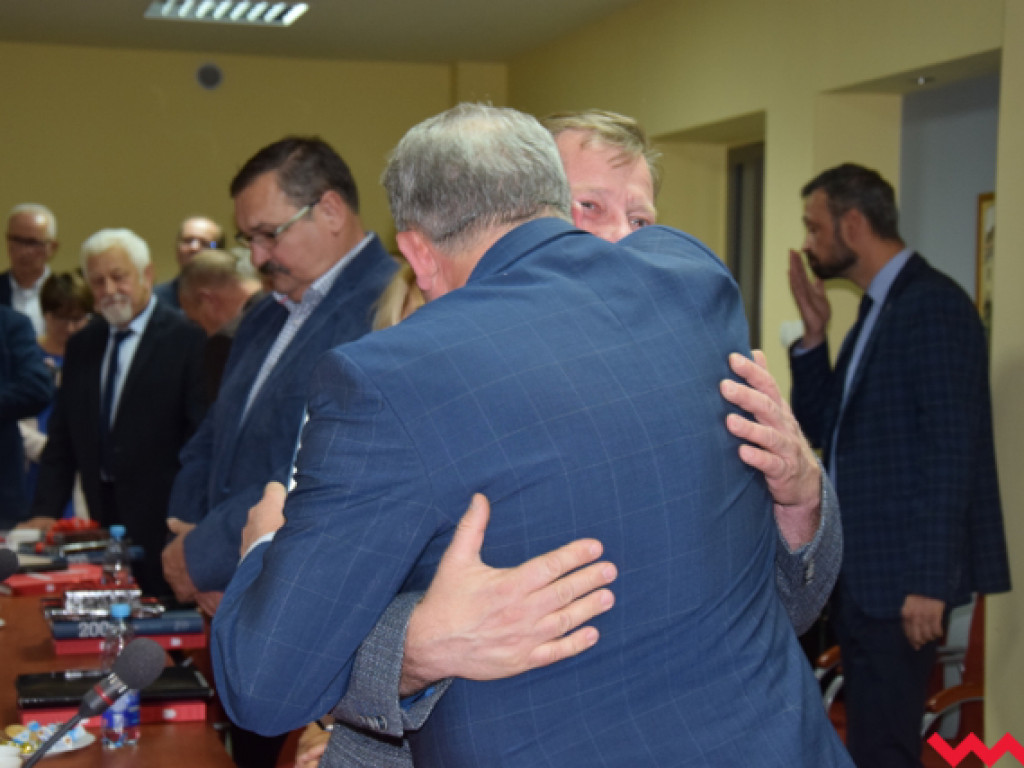 Rzewne pożegnanie radnych powiatowych. Laur starosty dla Grzegorza Kaźmierczaka