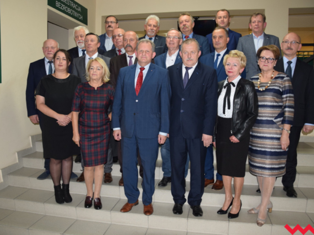 Rzewne pożegnanie radnych powiatowych. Laur starosty dla Grzegorza Kaźmierczaka