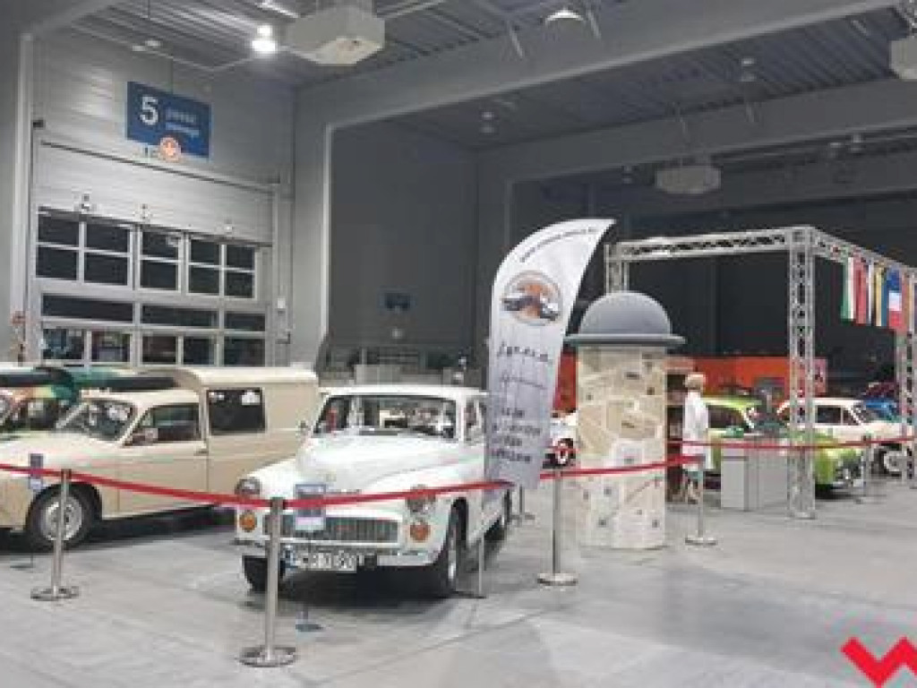 Podróż do czasów PRL-u. Syreniarze doskonale bawili się podczas Retro Motor Show