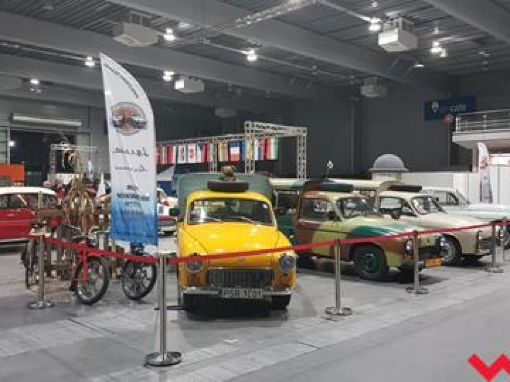 Podróż do czasów PRL-u. Syreniarze doskonale bawili się podczas Retro Motor Show