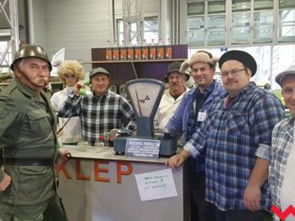 Podróż do czasów PRL-u. Syreniarze doskonale bawili się podczas Retro Motor Show