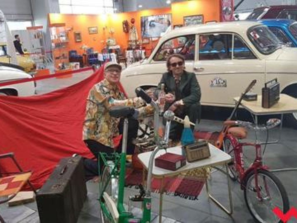 Podróż do czasów PRL-u. Syreniarze doskonale bawili się podczas Retro Motor Show