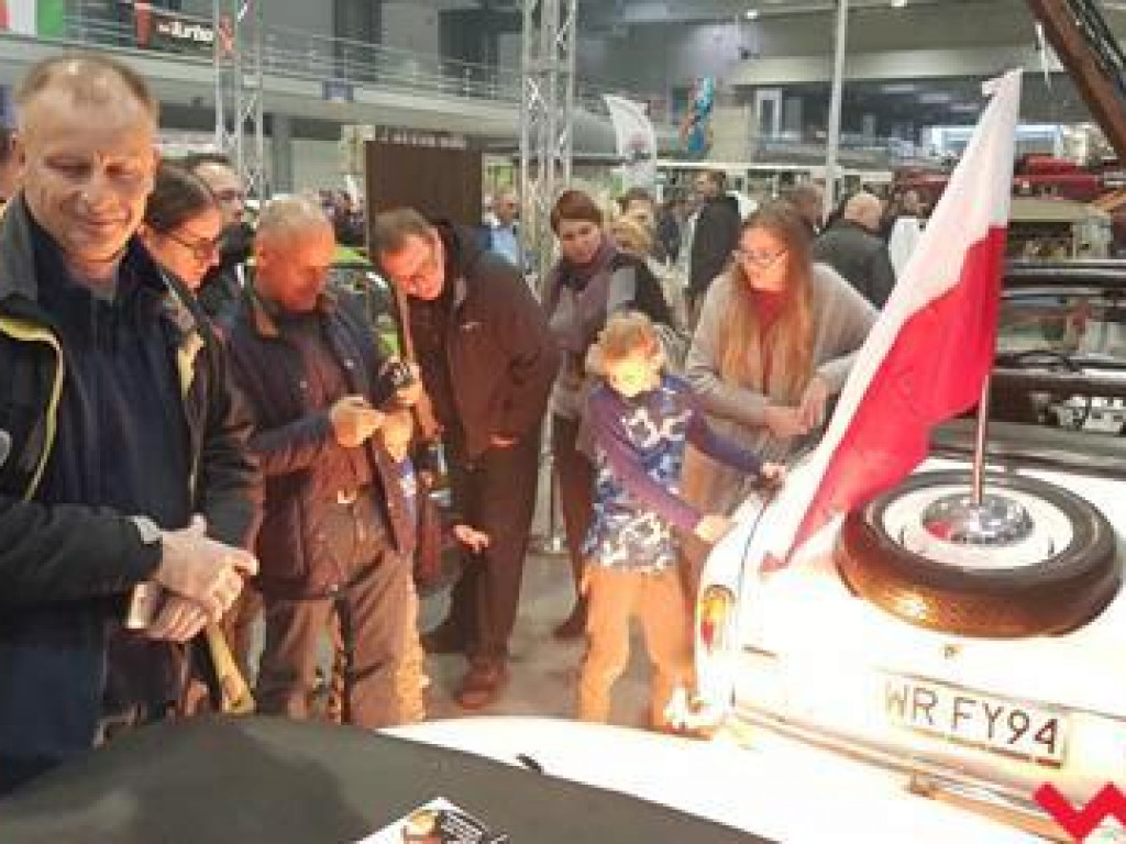 Podróż do czasów PRL-u. Syreniarze doskonale bawili się podczas Retro Motor Show