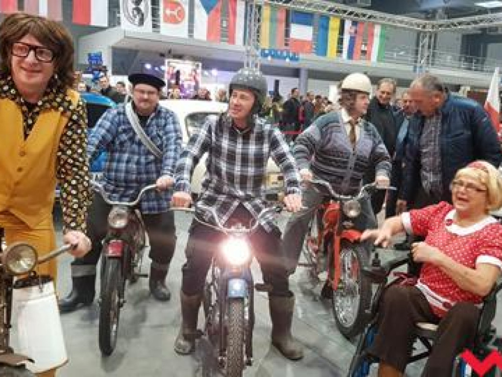 Podróż do czasów PRL-u. Syreniarze doskonale bawili się podczas Retro Motor Show