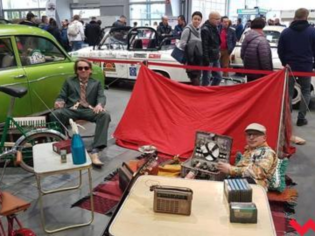 Podróż do czasów PRL-u. Syreniarze doskonale bawili się podczas Retro Motor Show