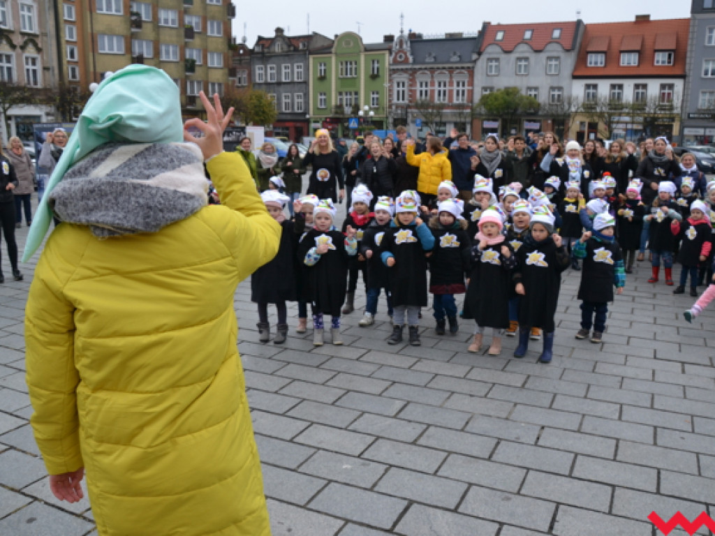 Tańce i śmiechy z poważną sprawą w tle. Dzieci i dorośli razem ratują pszczoły!