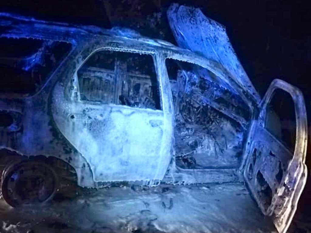 Społnęło auto w Sokolnikach. Strażacy podejrzewają podpalenie