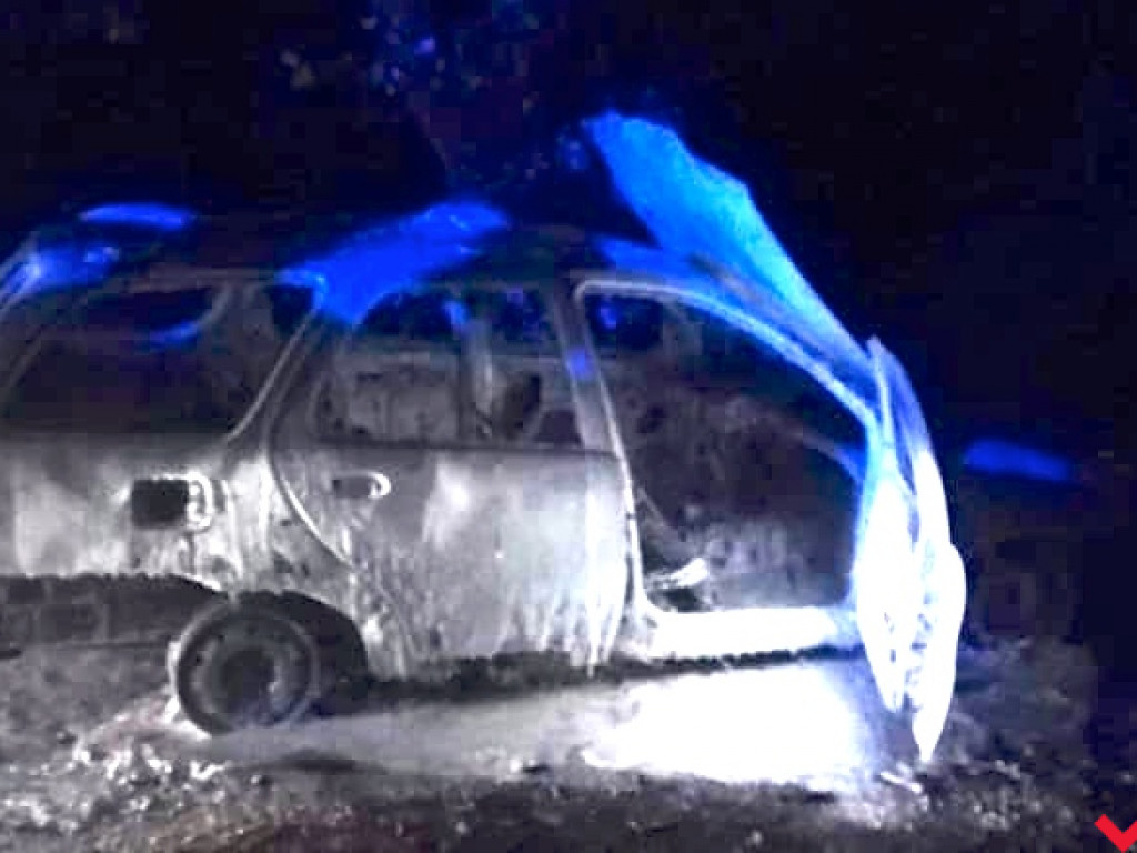 Społnęło auto w Sokolnikach. Strażacy podejrzewają podpalenie