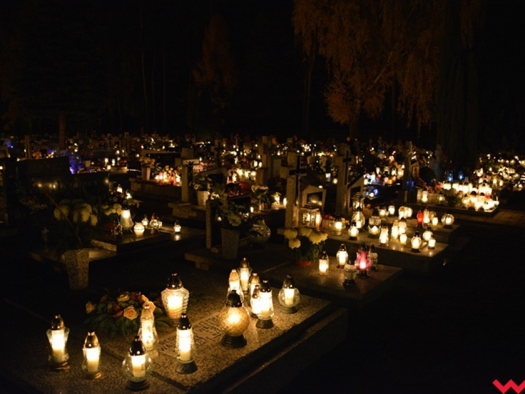 Chwila zadumy przy światłach na grobach, czyli nekropolia nocą