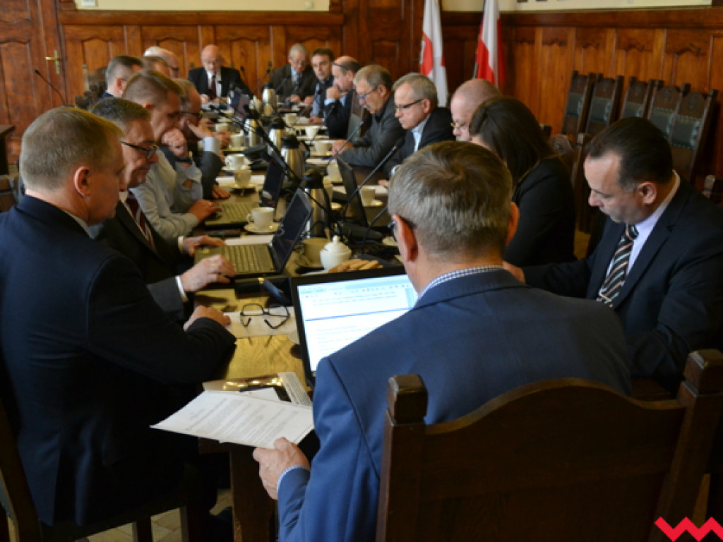 Nowe nazwy rond i podwyżki dla radnych na sesji ustępującej Rady Miejskiej we Wrześni