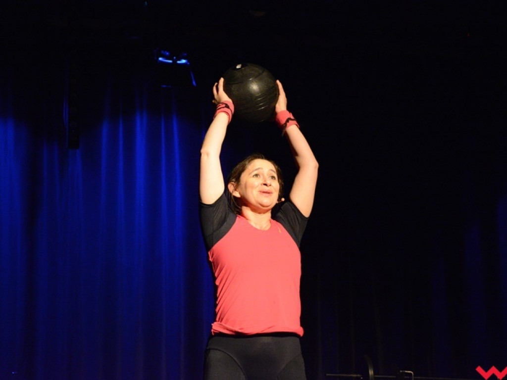 Spektakl o matce-wojowniczce. Opieka nad niepełnosprawnym dzieckiem jest jak siłownia. Non stop