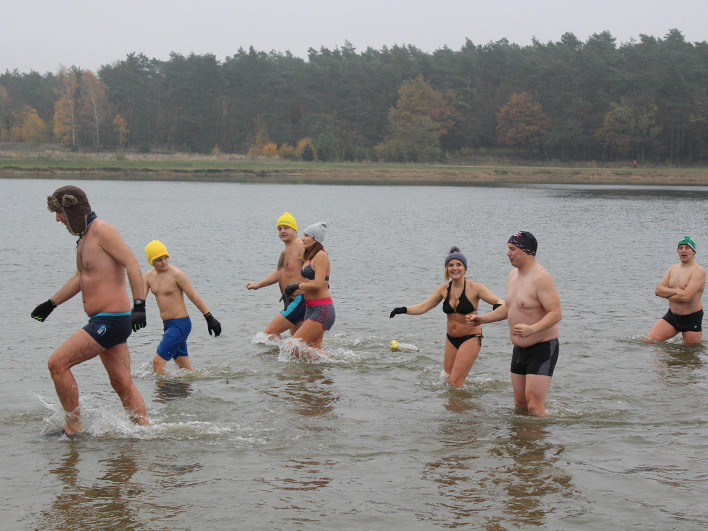 Czekają na zimę, ale wskoczyli już do wody. Morsy rozpoczęły chłodne kąpiele