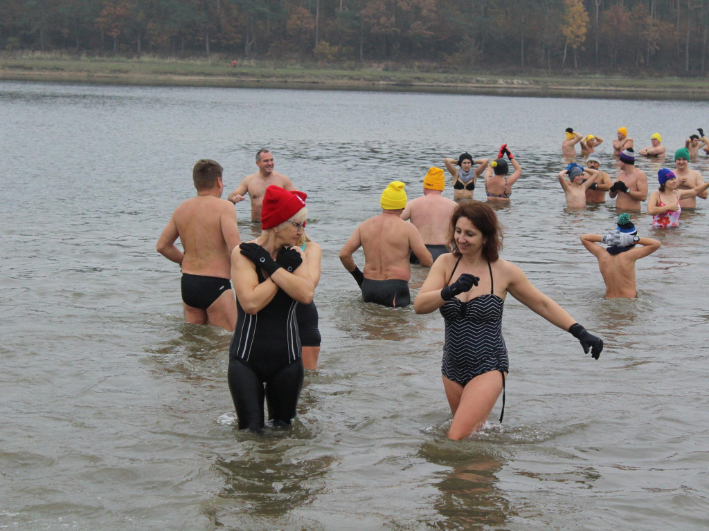 Czekają na zimę, ale wskoczyli już do wody. Morsy rozpoczęły chłodne kąpiele