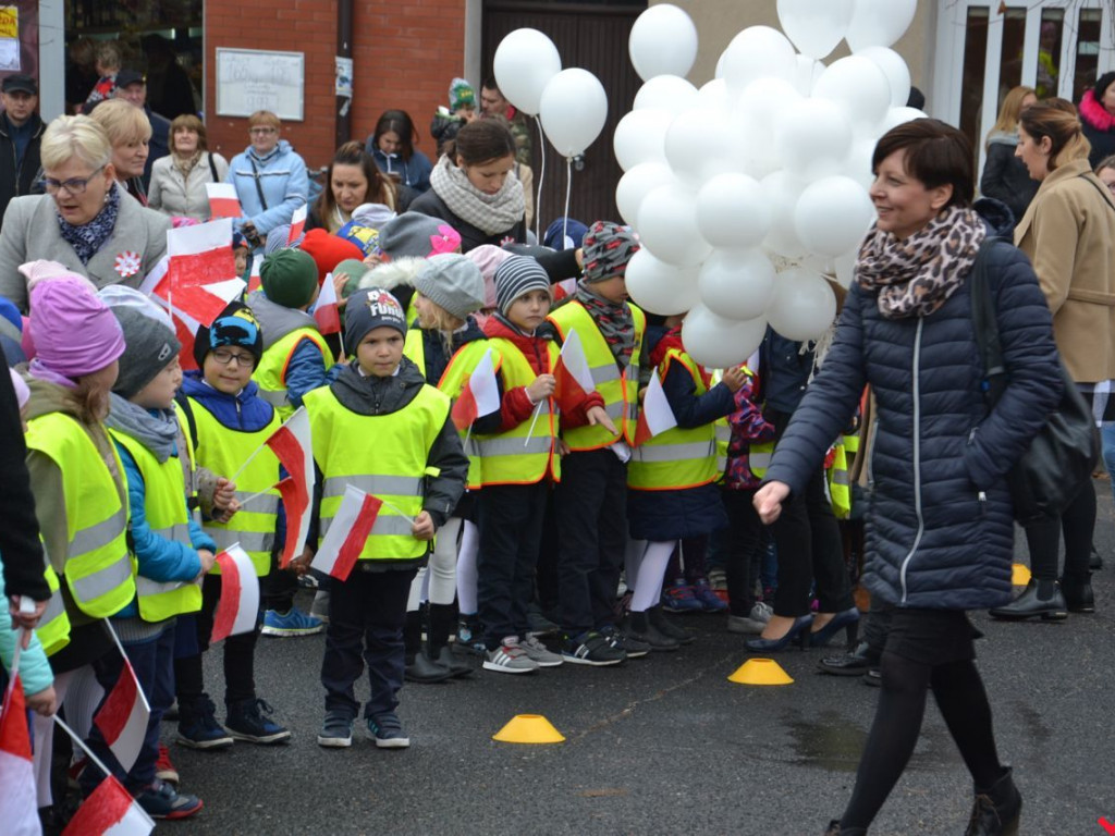 Miłosław wielką flagą rozpoczął świętowanie odzyskania niepodległości