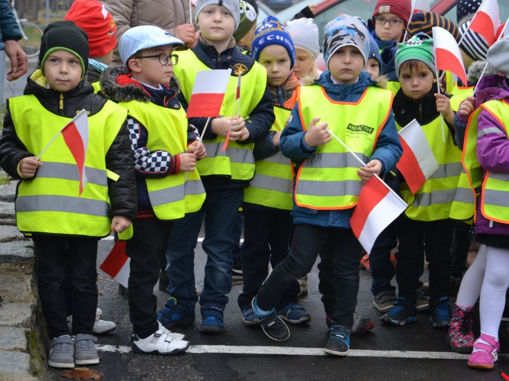 Miłosław wielką flagą rozpoczął świętowanie odzyskania niepodległości