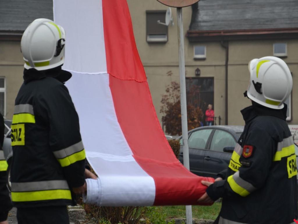 Miłosław wielką flagą rozpoczął świętowanie odzyskania niepodległości