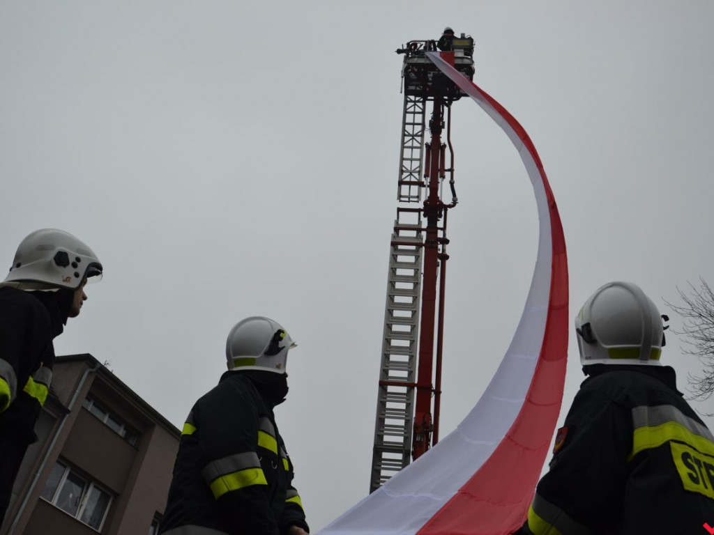 Miłosław wielką flagą rozpoczął świętowanie odzyskania niepodległości