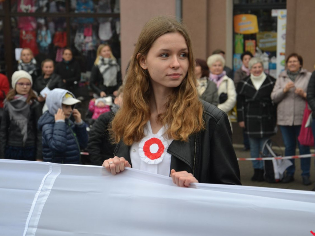 Miłosław wielką flagą rozpoczął świętowanie odzyskania niepodległości