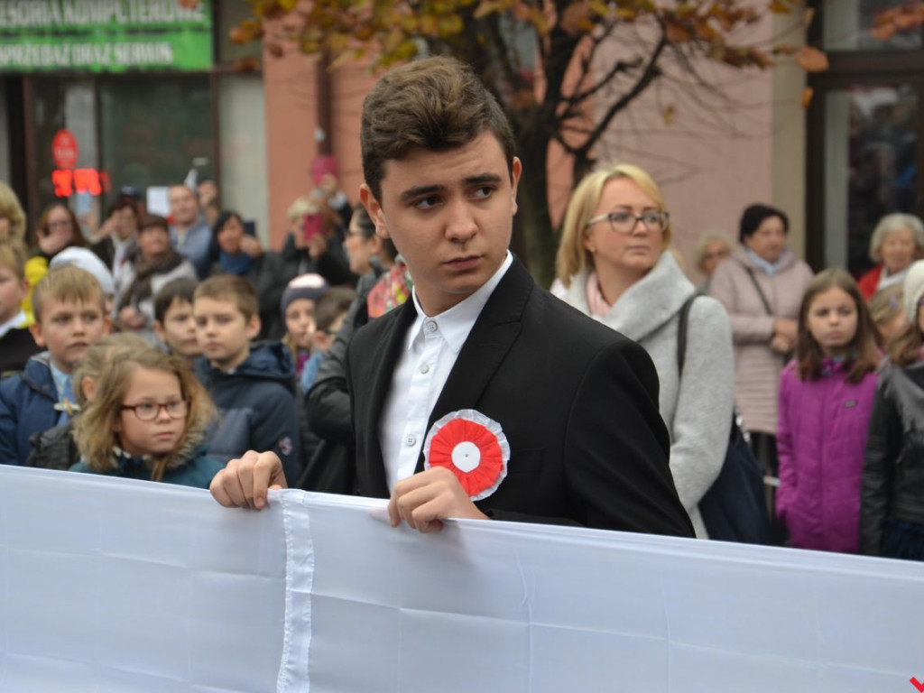 Miłosław wielką flagą rozpoczął świętowanie odzyskania niepodległości