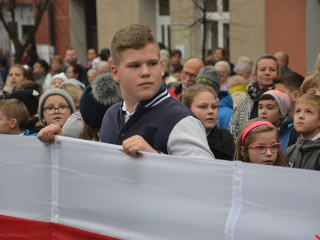 Miłosław wielką flagą rozpoczął świętowanie odzyskania niepodległości