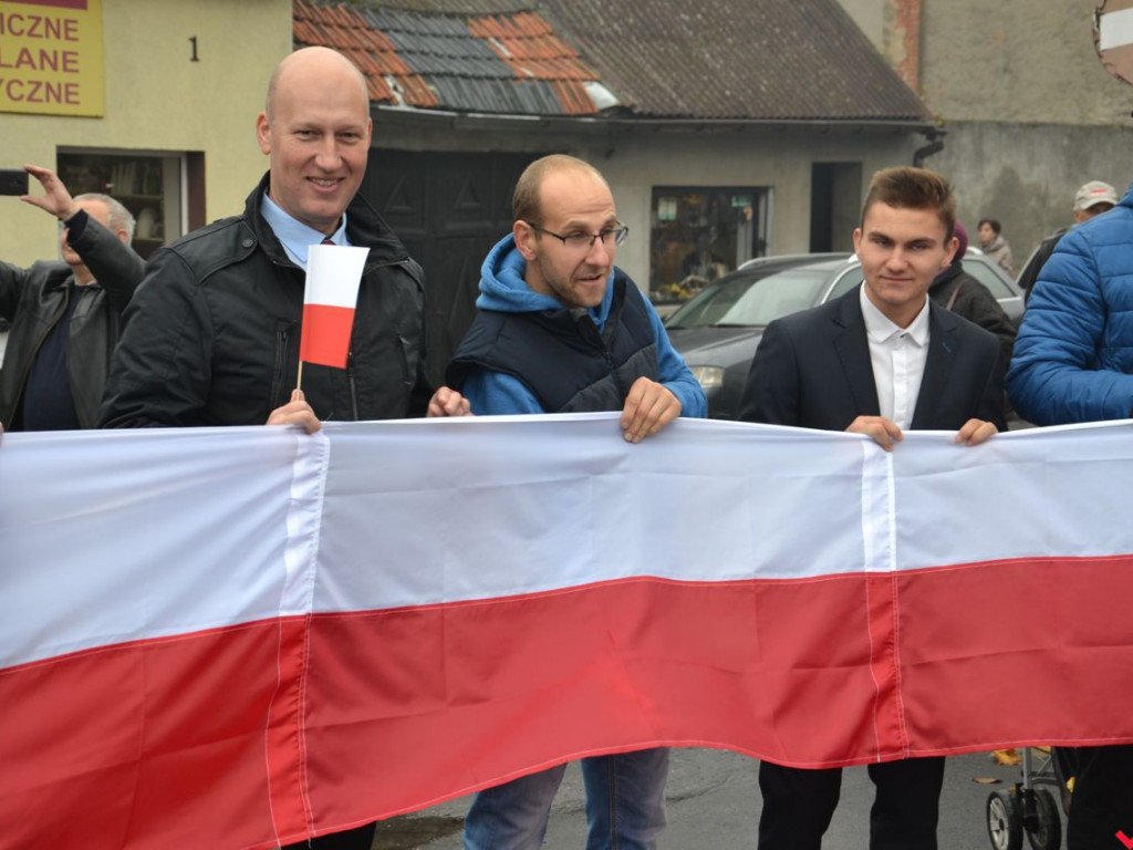 Miłosław wielką flagą rozpoczął świętowanie odzyskania niepodległości