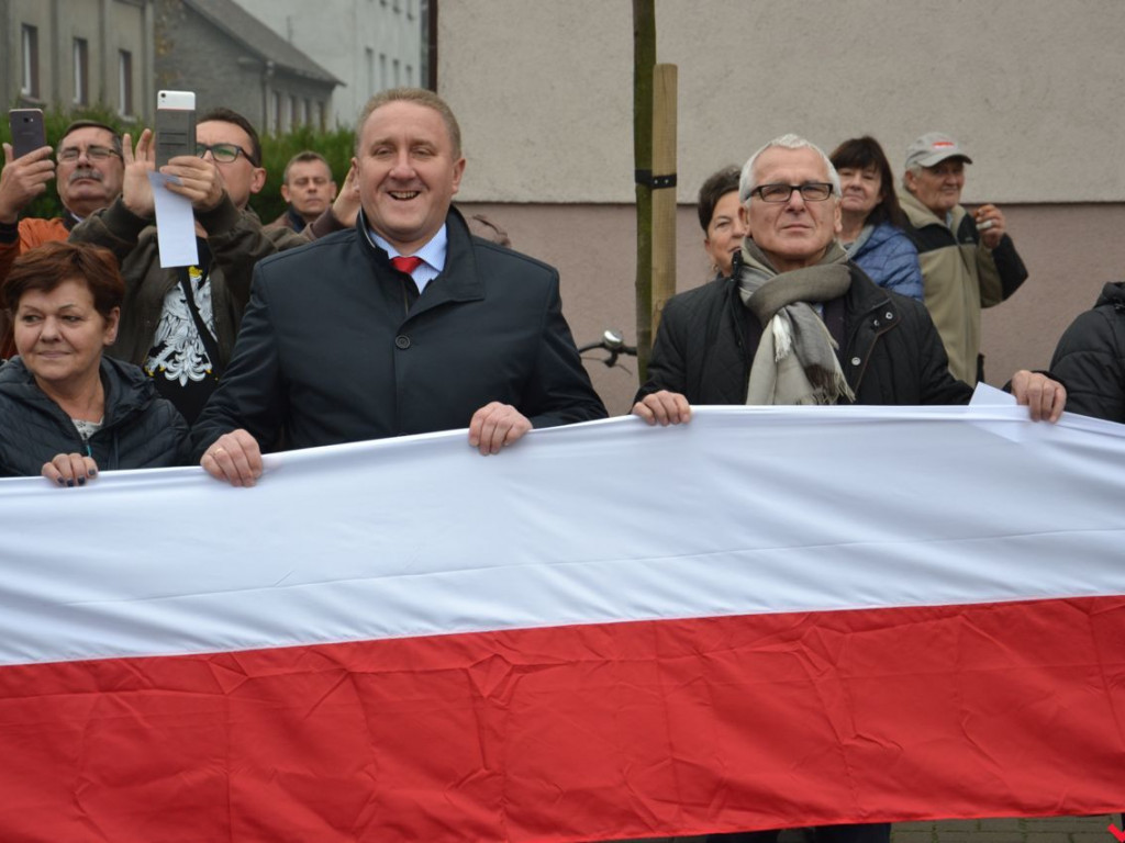 Miłosław wielką flagą rozpoczął świętowanie odzyskania niepodległości
