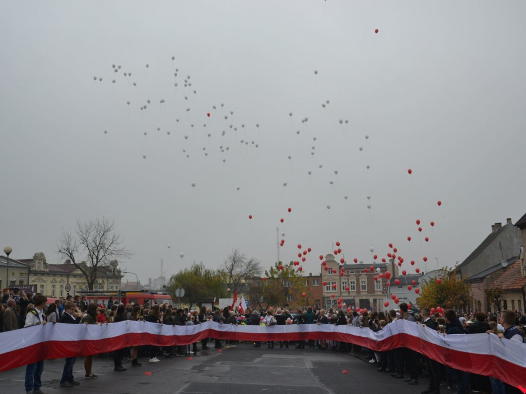 Miłosław wielką flagą rozpoczął świętowanie odzyskania niepodległości