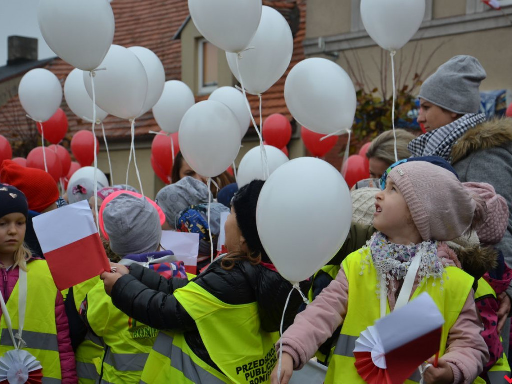 Miłosław wielką flagą rozpoczął świętowanie odzyskania niepodległości