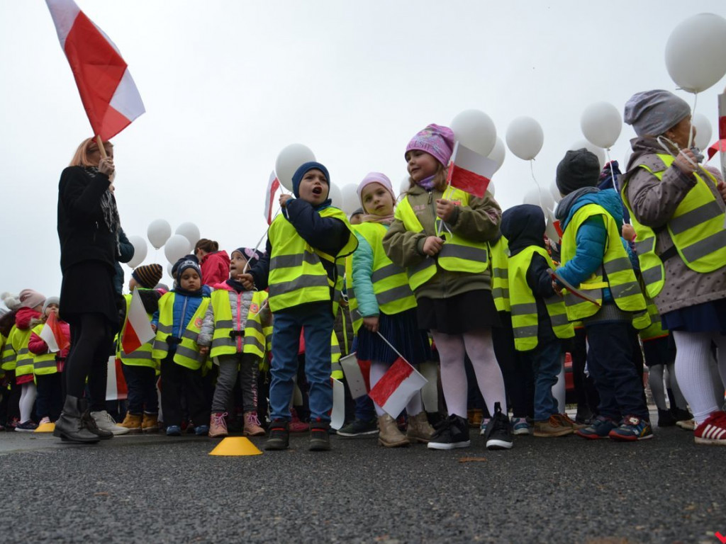 Miłosław wielką flagą rozpoczął świętowanie odzyskania niepodległości