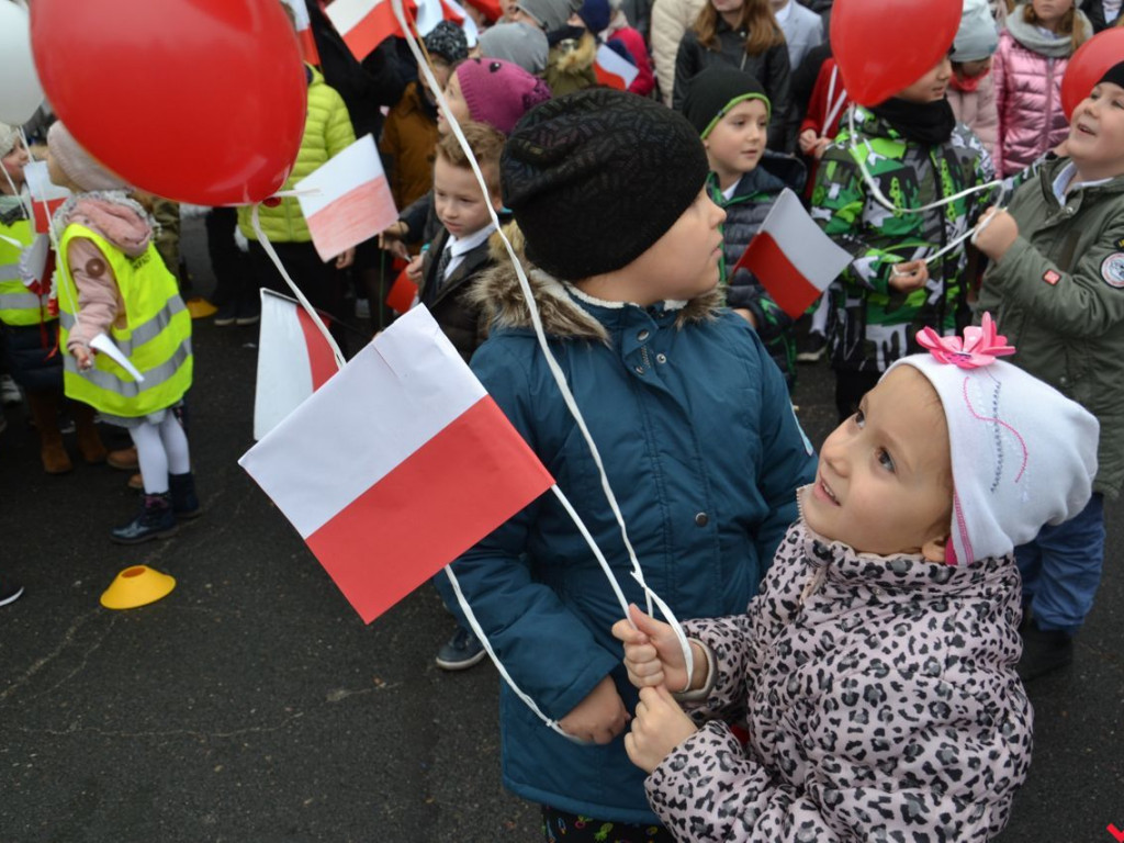 Miłosław wielką flagą rozpoczął świętowanie odzyskania niepodległości