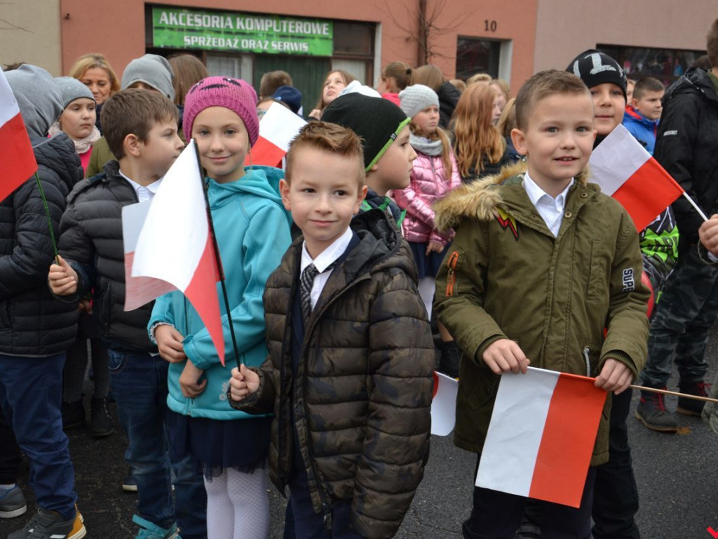 Miłosław wielką flagą rozpoczął świętowanie odzyskania niepodległości