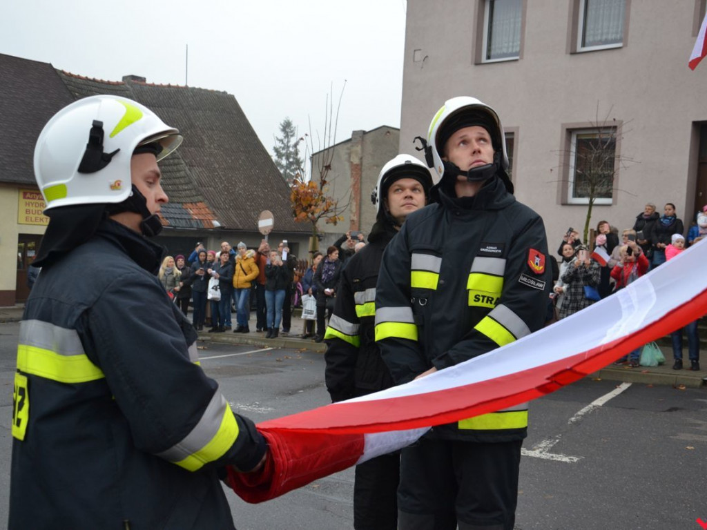 Miłosław wielką flagą rozpoczął świętowanie odzyskania niepodległości