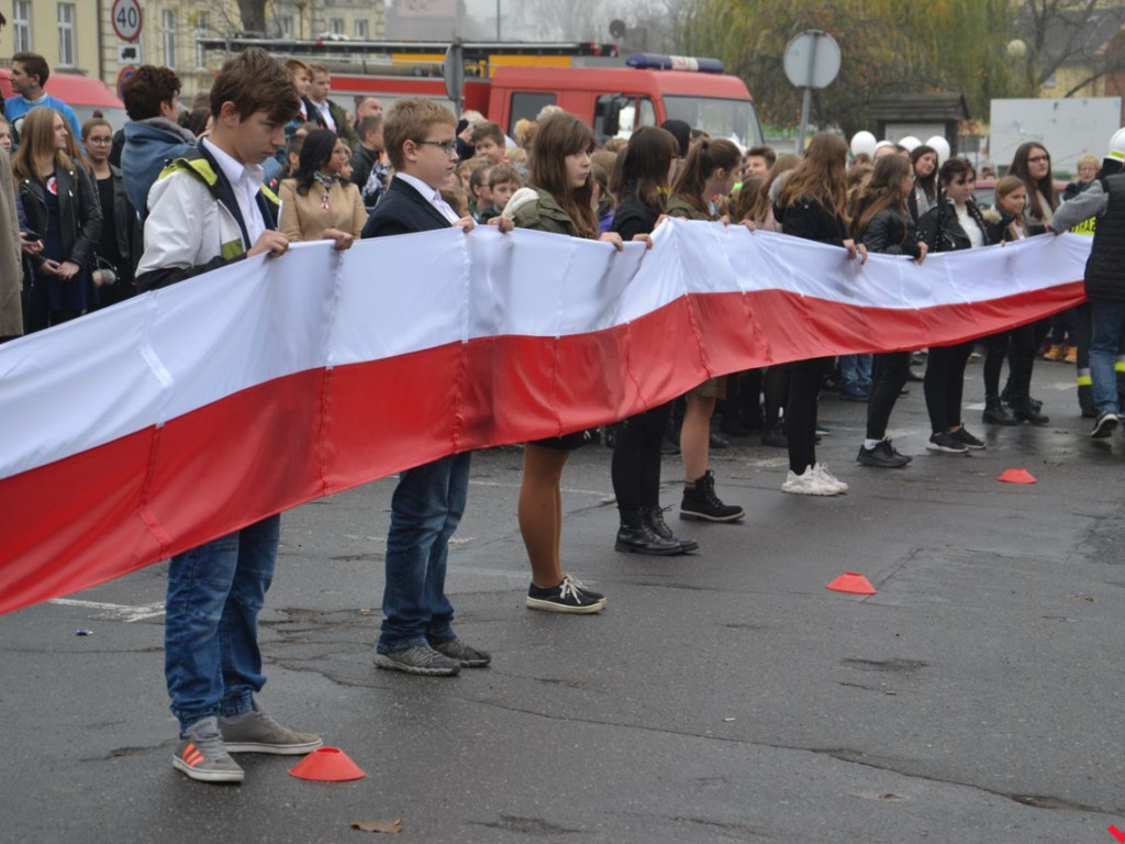 Miłosław wielką flagą rozpoczął świętowanie odzyskania niepodległości