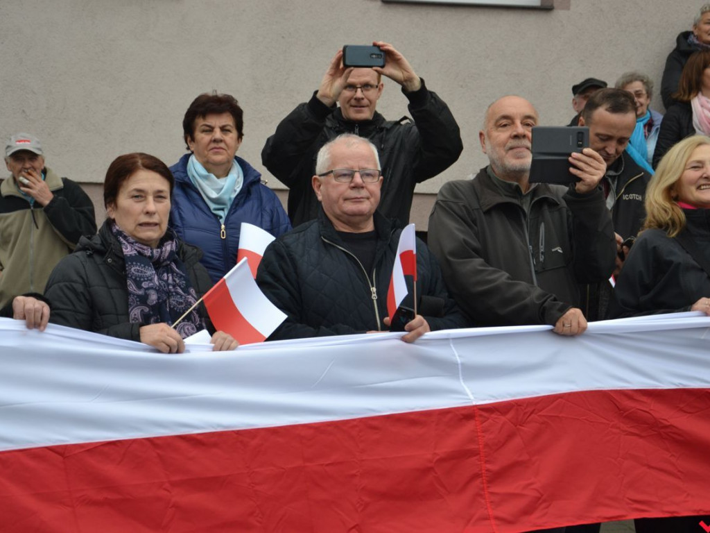 Miłosław wielką flagą rozpoczął świętowanie odzyskania niepodległości