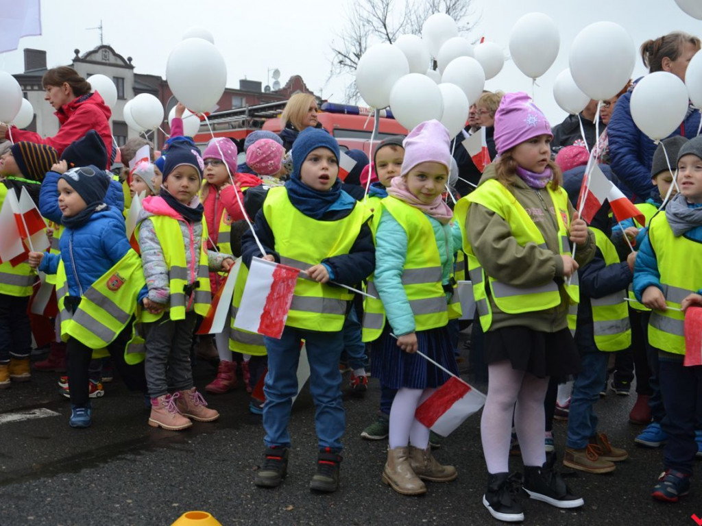 Miłosław wielką flagą rozpoczął świętowanie odzyskania niepodległości