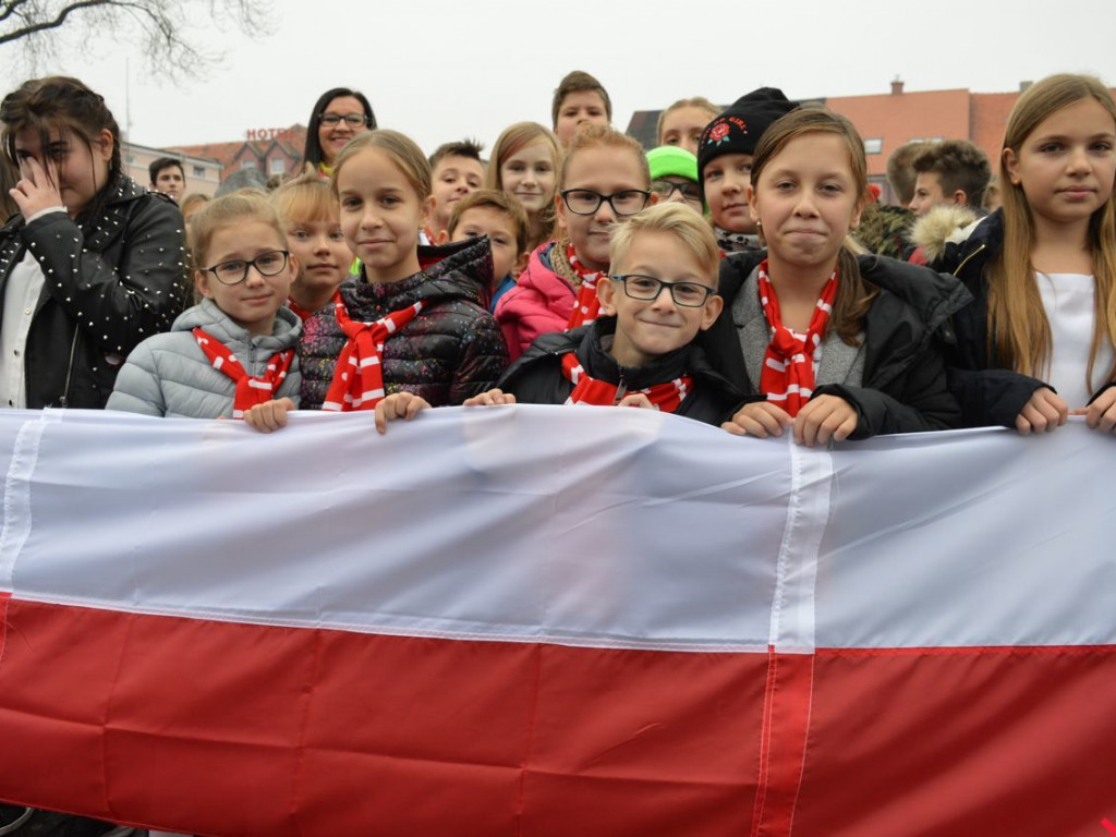 Miłosław wielką flagą rozpoczął świętowanie odzyskania niepodległości