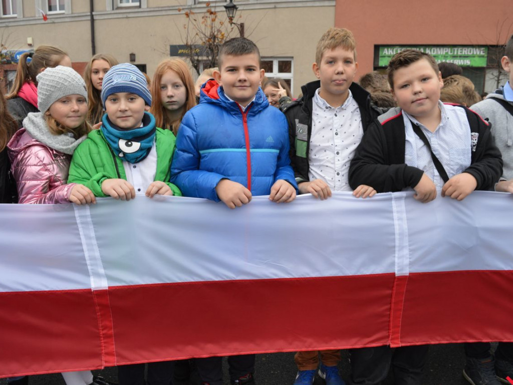 Miłosław wielką flagą rozpoczął świętowanie odzyskania niepodległości