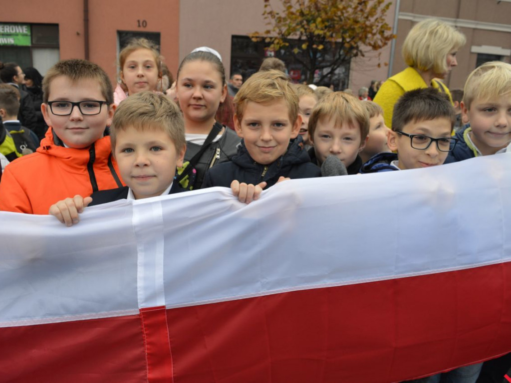 Miłosław wielką flagą rozpoczął świętowanie odzyskania niepodległości