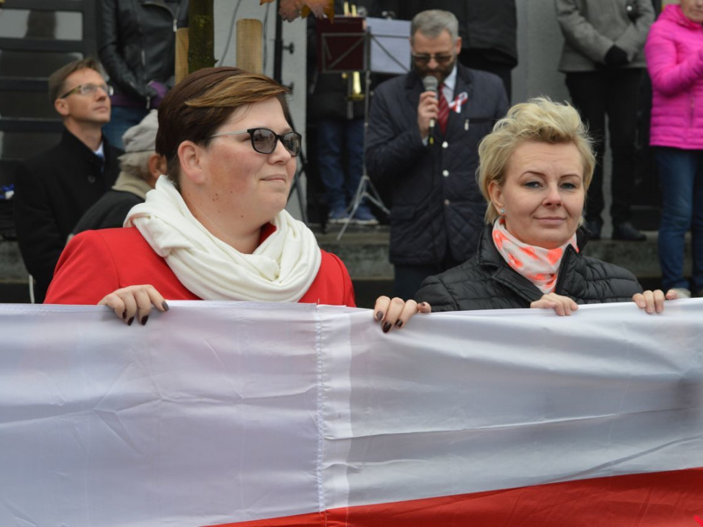 Miłosław wielką flagą rozpoczął świętowanie odzyskania niepodległości