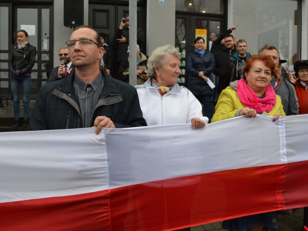 Miłosław wielką flagą rozpoczął świętowanie odzyskania niepodległości