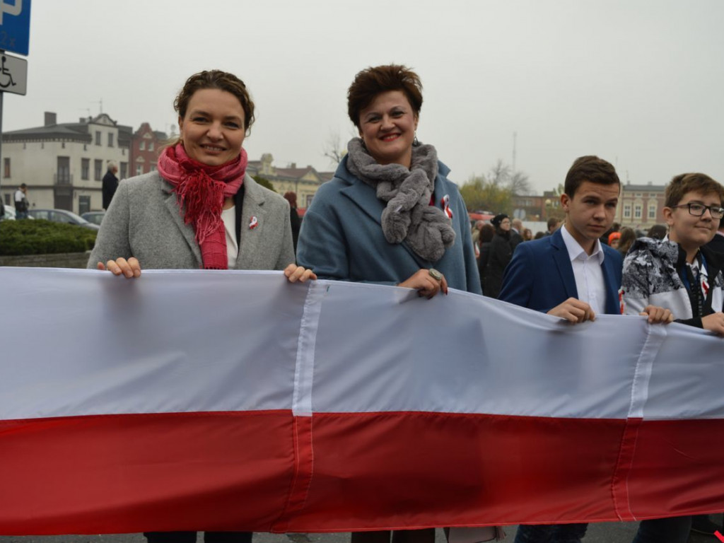 Miłosław wielką flagą rozpoczął świętowanie odzyskania niepodległości