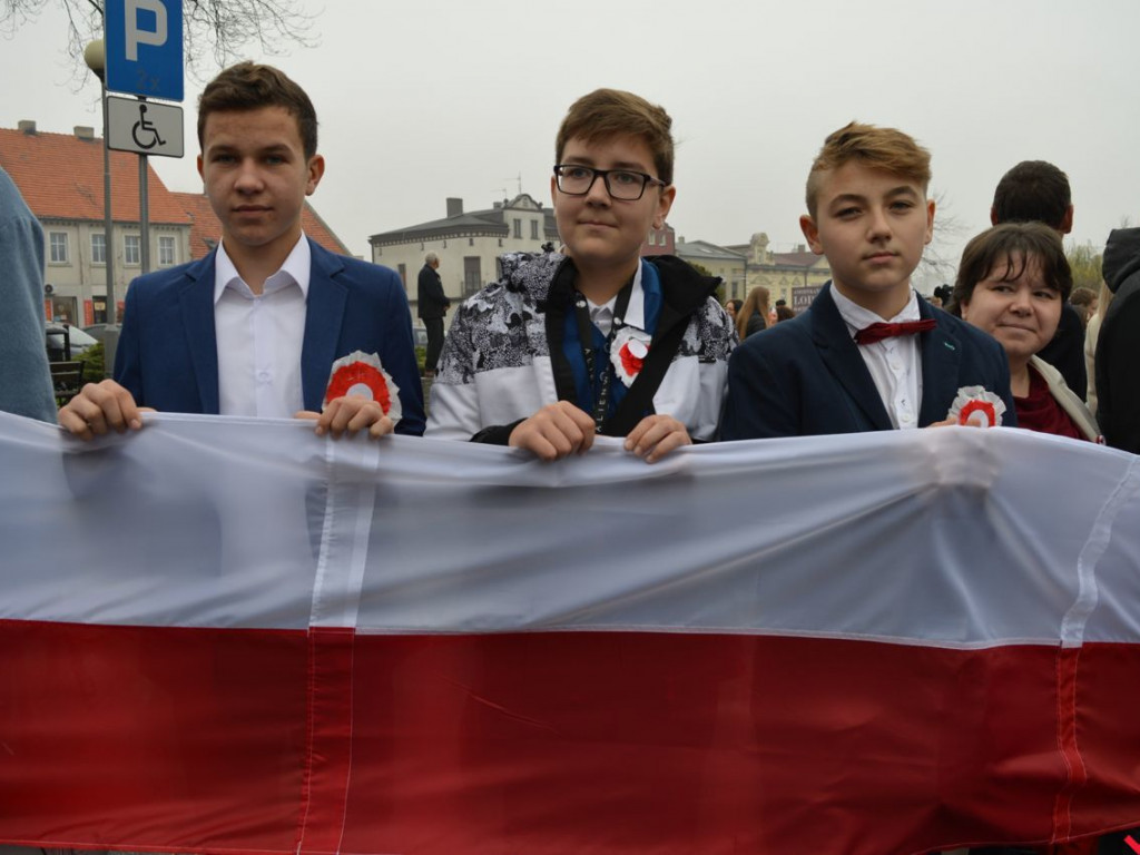 Miłosław wielką flagą rozpoczął świętowanie odzyskania niepodległości