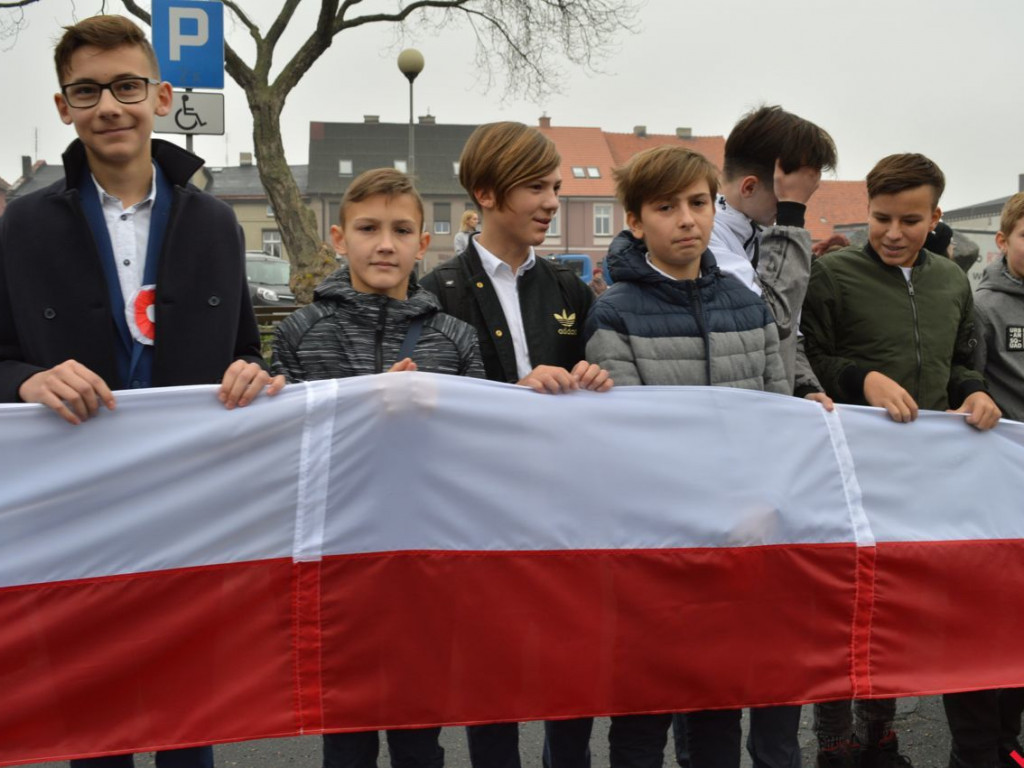 Miłosław wielką flagą rozpoczął świętowanie odzyskania niepodległości