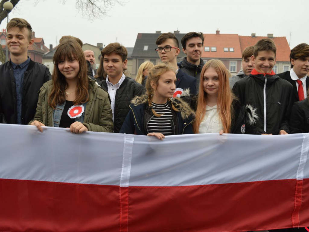 Miłosław wielką flagą rozpoczął świętowanie odzyskania niepodległości