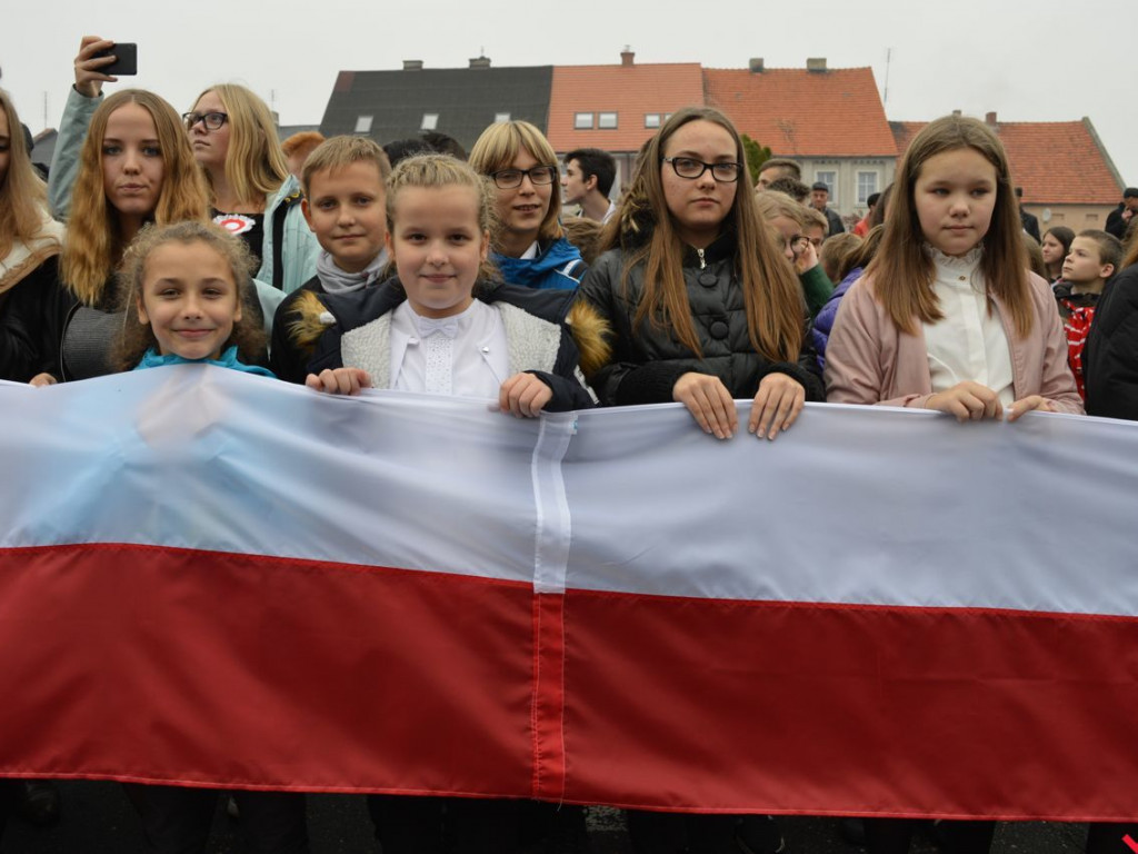 Miłosław wielką flagą rozpoczął świętowanie odzyskania niepodległości