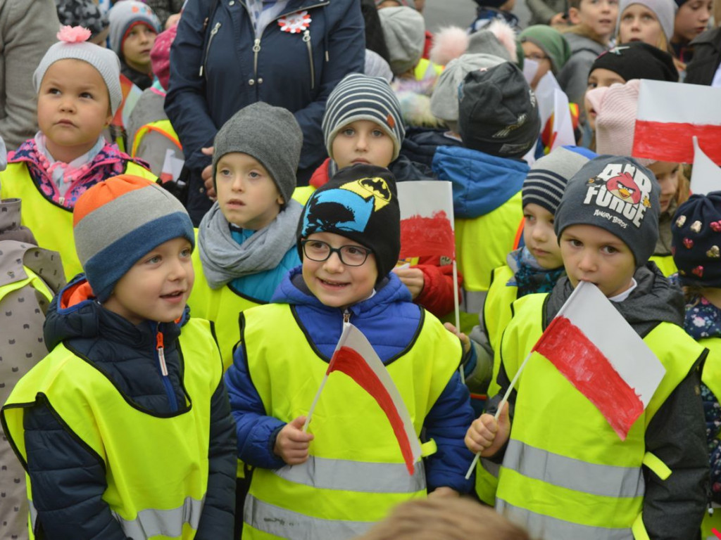 Miłosław wielką flagą rozpoczął świętowanie odzyskania niepodległości