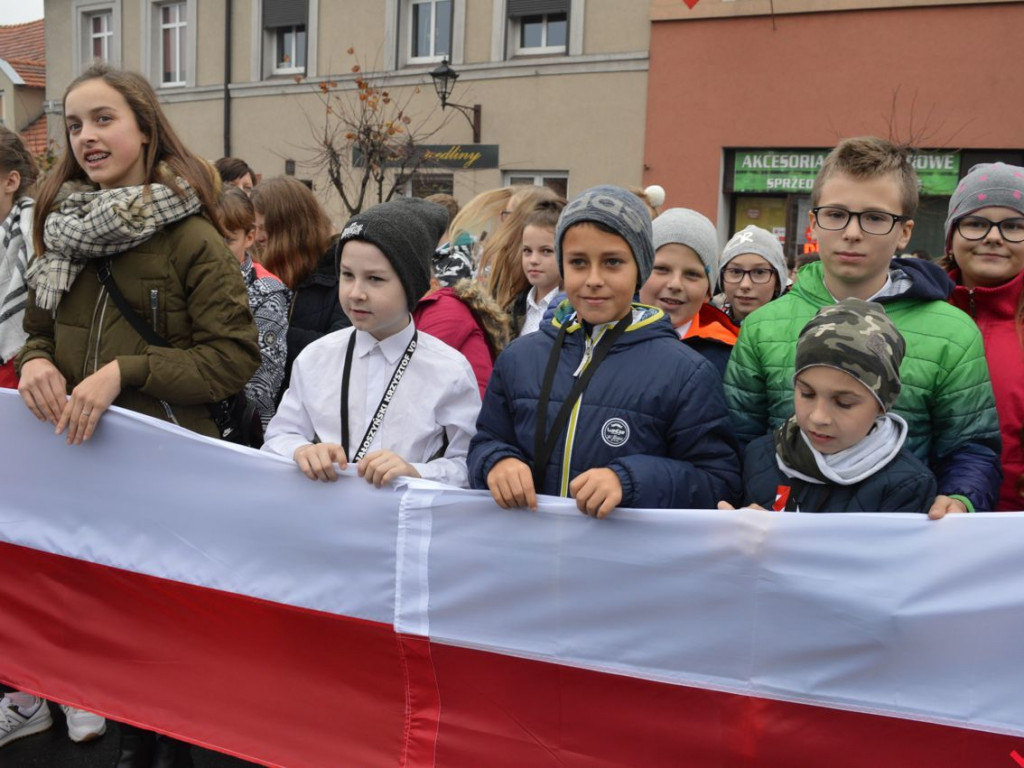 Miłosław wielką flagą rozpoczął świętowanie odzyskania niepodległości