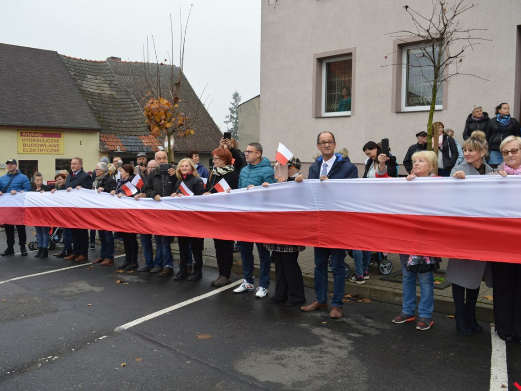 Miłosław wielką flagą rozpoczął świętowanie odzyskania niepodległości