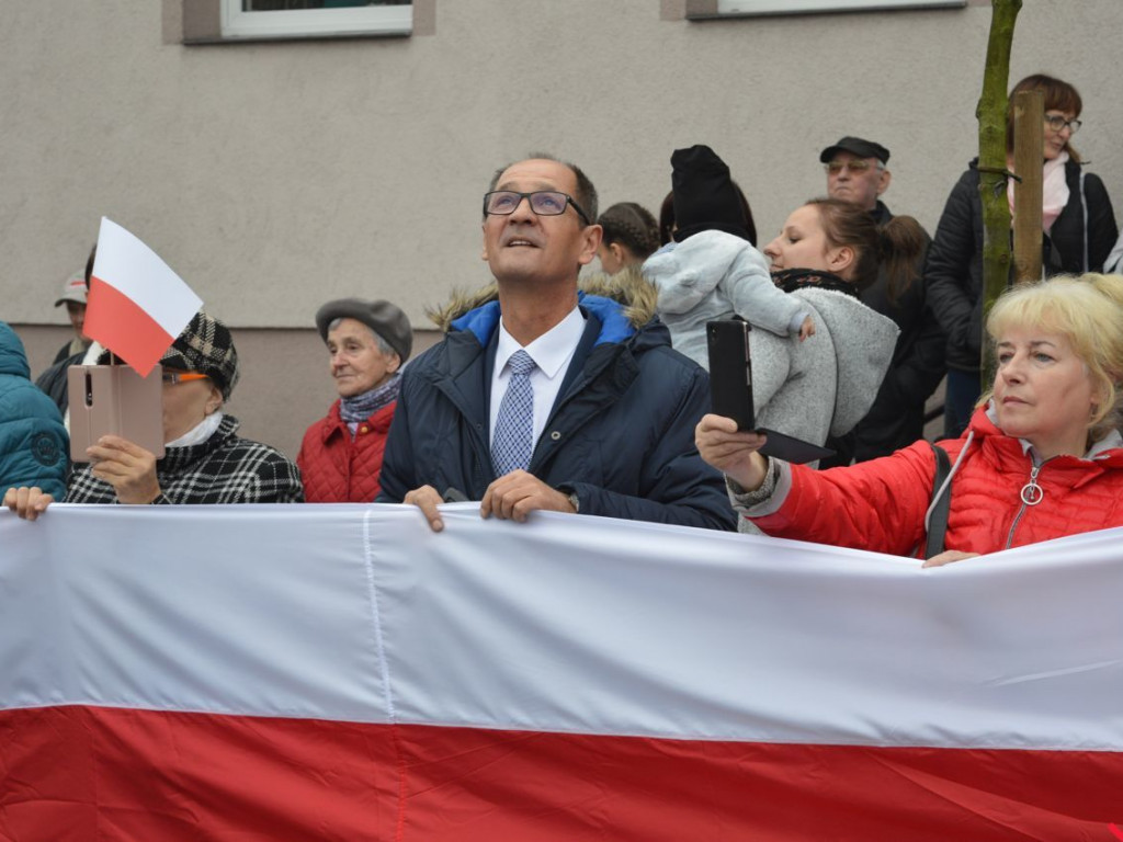 Miłosław wielką flagą rozpoczął świętowanie odzyskania niepodległości